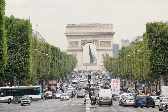 Av des Champs Elysees und Triumpfbogen